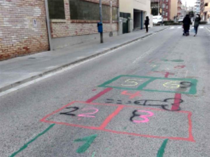 Pintades als jocs a l’asfalt del carrer Canigó. Eix