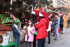 Pla conjunt d'una família a la Fira de Santa Llúcia. ACN