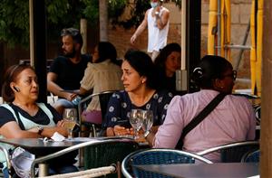 Pla conjunt d'una terrassa de Barcelona. ACN