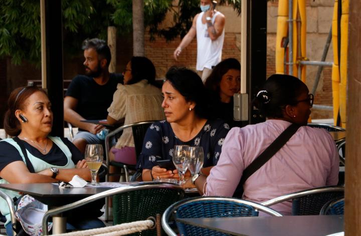 Pla conjunt d'una terrassa de Barcelona. ACN