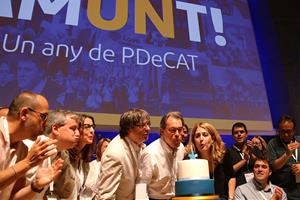 Pla contrapicat de Carles Puigdemont, Artur Mas i Marta Pascal bufant l'espelma del primer aniversari del PDeCAT. ACN
