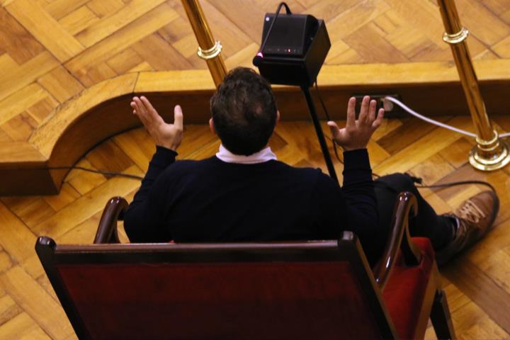 Pla curt d'Albert López, acusat del crim de la Guàrdia Urbana, aixecant les mans mentre declara al Tribunal Superior de Justícia de Catalunya. ACN