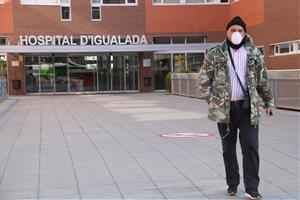 Pla curt de l'entrada de l'Hospital d'Igualada. Un home surt del centre amb mascareta. Imatge del 12 de març de 2020. ACN