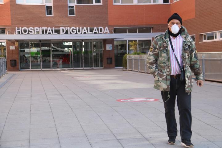 Pla curt de l'entrada de l'Hospital d'Igualada. Un home surt del centre amb mascareta. Imatge del 12 de març de 2020. ACN