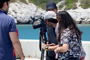 Pla curt d'un equip de fotògrafs durant una sessió publicitària a l'antic moll de Vallcarca, a Sitges