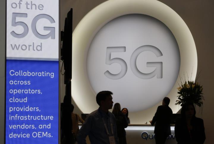 Pla de l'estand de Qualcomm al Mobile World Congress, amb múltiples referències a la tecnologia 5G. 26 de febrer del 2018. ACN