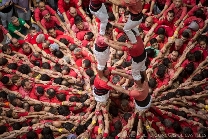 Pla del peu del 2de8sf de la Colla Joves dels Xiquets de Valls al Concurs de Castells. David Oliete - Concurs