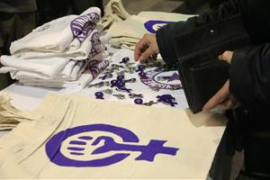 Pla detall de la parada d'accessoris a la manifestació contra la violència de gènere convocada per 'Novembre Feminista', el 25 de novembre de 2019. AC