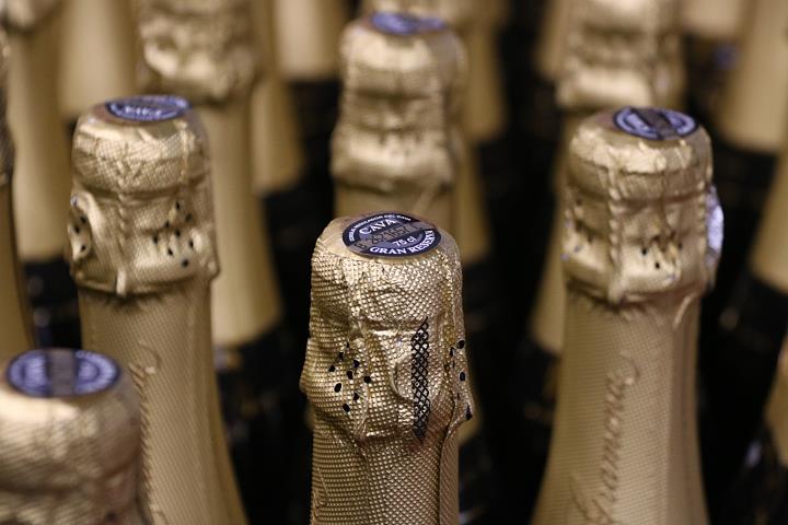 Pla detall de la part superior d'una ampolla de cava. Imatge del 23 de novembre de 2017. ACN