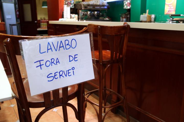 Pla detall d'un cartell on es pot llegir 'lavabo fora de servei'. Imatge publicada el 14 de novembre del 2020. ACN