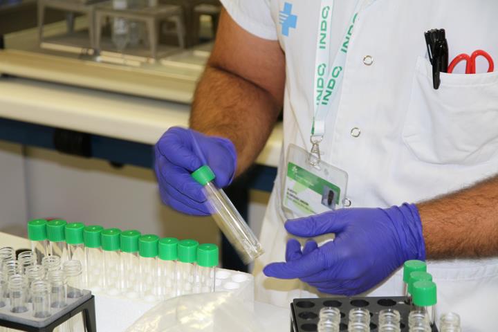 Pla detall d'un sanitari treballant al laboratori clínic de l'Hospital Germans Trias i Pujol de Badalona. ACN