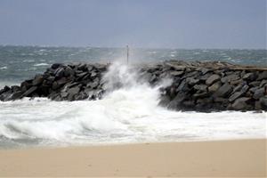 Pla d'una onada picant a les roques a la platja de Mataró, diumenge 19 de gener. ACN