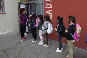 Pla general d'alumnes de l'escola de Manlleu fent cua per prendre'ls la temperatura el 24 de setembre del 2020. ACN