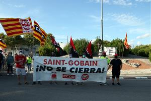 Pla general de la capçalera de la manifestació dels treballadors de la fàbrica de Saint-Gobain per denunciar el tancament de la divisió Glass. ACN