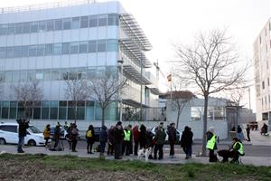 Pla general de la concentració davant la comandància de la Guàrdia Civil de Tarragona en suport a les persones citades a declarar pels talls de l'AP-7