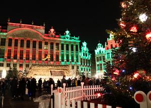 Pla general de la decoració nadalenca de la Grand Place de Brussel·les amb l'arbre en primer pla i el pessebre de fons. ACN