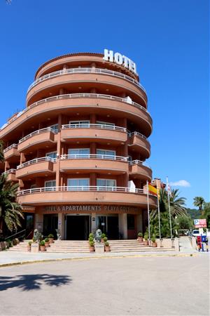 Pla general de la façana principal d'un hotel de Sitges