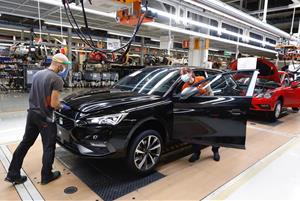 Pla general de la línia de producció del Seat León, a la fàbrica de Martorell, durant el primer dia en què el fabricant d'automòbils ha reprès l'activ
