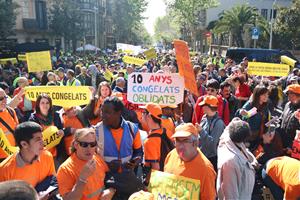 Pla general de la manifestació d'AEES DINCAT davant la delegació del govern espanyol l'11 d'abril de 2019. ACN