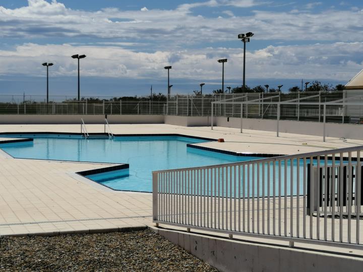 Pla general de la piscina del Complex Esportiu Club Tennis El Vendrell. Imatge publicada el 17 de juny del 2020. Ajuntament del Vendrell