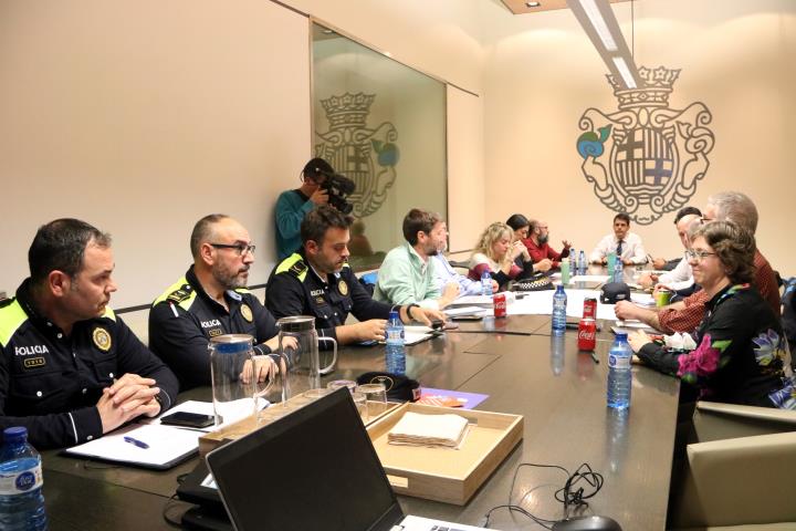 Pla general de la reunió entre els alcaldes de la Conca d'Òdena, els caps de les policies locals i la Creu Roja, aquest dijous al vespre. ACN
