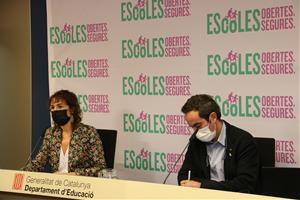 Pla general de la secretària general d'Educació, Núria Cuenca, i el secretari de Salut, Marc Ramentol. ACN