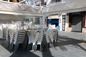 Pla general de la terrassa d'un bar restaurant de Vilanova i la Geltrú, tancada amb motiu del confinament