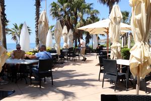 Pla general de la terrassa d'un restaurant de Sitges, amb les taules més distanciades que abans de la pandèmia . ACN