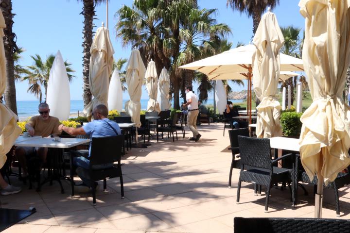 Pla general de la terrassa d'un restaurant de Sitges, amb les taules més distanciades que abans de la pandèmia . ACN