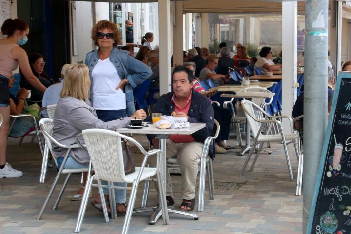 Pla general de la terrassa d'una cafeteria de Calafell Platja, plena de gent, el 19 de juny. ACN/ Gemma Sánchez