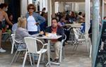 Pla general de la terrassa d'una cafeteria de Calafell Platja, plena de gent, el 19 de juny. ACN/ Gemma Sánchez