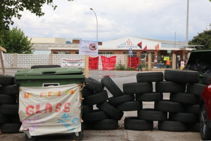 Pla general de l'accés a la fàbrica de Saint-Gobain a l'Arboç, bloquejada amb neumàtics amb motiu de la vaga indefinida dels treballadors. ACN
