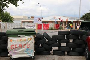 Pla general de l'accés a la fàbrica de Saint-Gobain a l'Arboç, bloquejada amb neumàtics amb motiu de la vaga indefinida dels treballadors. ACN