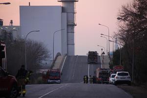 Pla general de l'entrada a la planta d'IQOXE a la Canonja, amb diversos camions de Bombers entrant i sortint. ACN