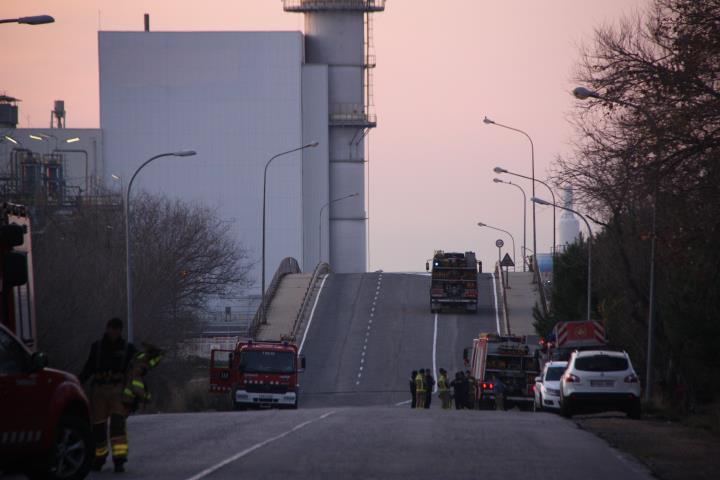 Pla general de l'entrada a la planta d'IQOXE a la Canonja, amb diversos camions de Bombers entrant i sortint. ACN