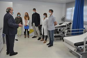 Pla general de les autoritats polítiques i sanitàries del Vendrell durant la visita inaugural al centre de salut Botafoc. Xarxa Santa Tecla