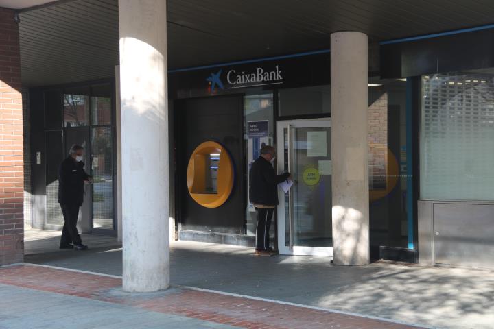 Pla general de l'exterior d'una oficina de CaixaBank situada a l'avinguda Icària de Barcelona. ACN