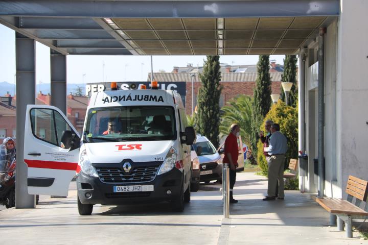 Pla general de l'Hospital d'Igualada i una ambulància. ACN