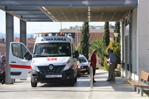 Pla general de l'Hospital d'Igualada i una ambulància. Imatge del 12 de març de 2020. ACN