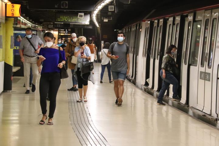 Pla general de passatgers a l'andana de l'estació de metro de Plaça Catalunya en el primer dia d'obertura d'escoles, el 14 de setembre del 2020. ACN