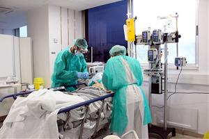 Pla general de professionals del Trueta atenent malalts de covid-19 a les UCI. Foto publicada el 22 d'abril del 2020 . Hospital Trueta