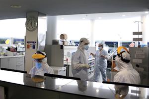 Pla general de professionals sanitaris treballant en una unitat d'UCI de l'Hospital del Mar amb pacients amb covid-19, en la pandèmia de coronavirus. 