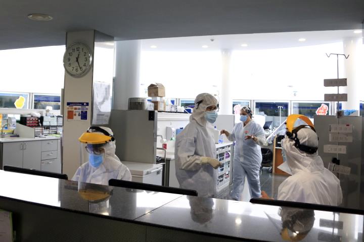 Pla general de professionals sanitaris treballant en una unitat d'UCI de l'Hospital del Mar amb pacients amb covid-19, en la pandèmia de coronavirus. 