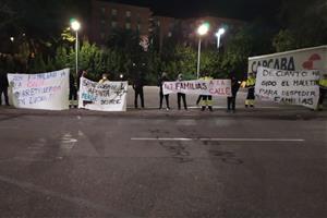 Pla general de treballadors de Bergé Logística protestant a les portes de Saint-Gobain, el 14 d'octubre del 2020. ACN