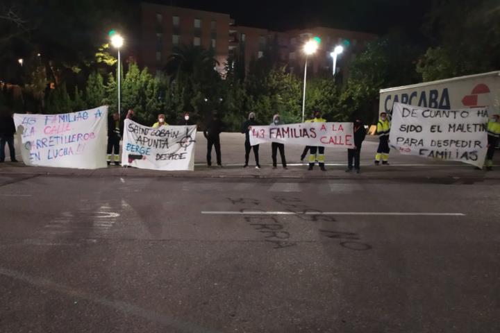 Pla general de treballadors de Bergé Logística protestant a les portes de Saint-Gobain, el 14 d'octubre del 2020. ACN