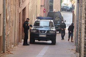 Pla general de vehicles de la Guàrdia Civil a les portes de la casa d'Oriol Soler a Igualada. ACN