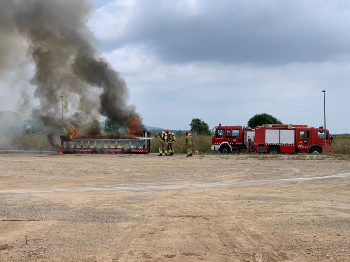 Pla general del camió incendiat a Torrelles de Foix el 29 de juny del 2020. Ajuntament de Torrelles
