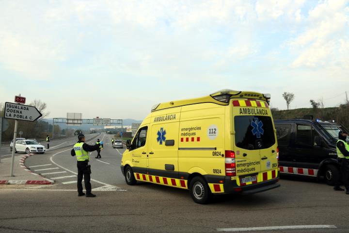 Pla general del control d'accés a Igualada amb una ambulància entrant a la zona. Imatge del 13 de març del 2020. ACN