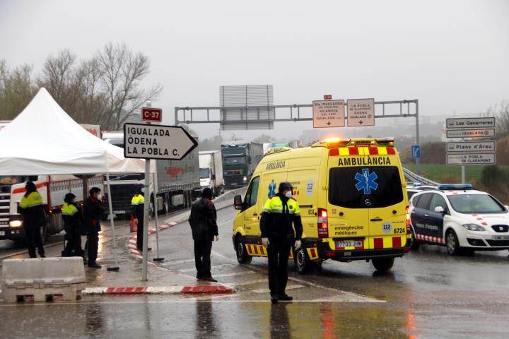 Pla general del control d'accés a Igualada. Imatge del 16 de març del 2020. ACN