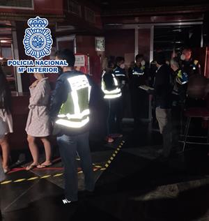 Pla general del moment d'una de les inspeccions en un prostíbul. Imatge del novembre del 2020. Cos Nacional Policia